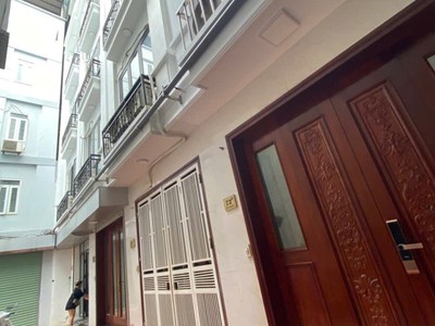 Bán nhà ngọc lâm, long biên   33m , 5 tầng, 8.5 tỷ   ô tô đỗ cổng 3