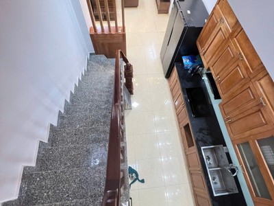 Bán nhà ngọc lâm, long biên   33m , 5 tầng, 8.5 tỷ   ô tô đỗ cổng 1