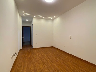 Bán nhà ngọc lâm, long biên   33m , 5 tầng, 8.5 tỷ   ô tô đỗ cổng 4