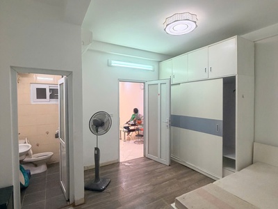 Cho thuê căn hộ ccmn ngõ 100 khâm thiên  70m2 x 2 ngủ 2 wc  ở gia đình 9 triệu 2