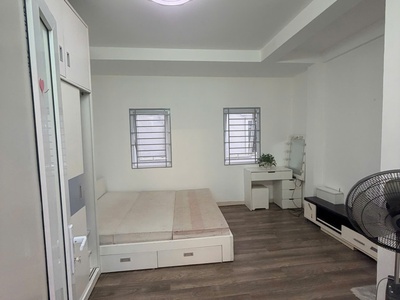 Cho thuê căn hộ ccmn ngõ 100 khâm thiên  70m2 x 2 ngủ 2 wc  ở gia đình 9 triệu 3