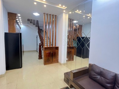 Bán nhà ngọc lâm, long biên   33m , 5 tầng, 8.5 tỷ   ô tô đỗ cổng 0