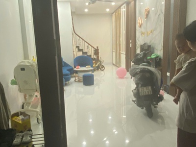 Gia đình tôi cần bán  nhà đẹp ở luôn ngõ 101 thanh nhàn, 40m2, 5 tầng, 6 phòng ngủ giá 12.2 tỷ 0