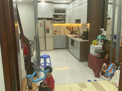 Gia đình tôi cần bán  nhà đẹp ở luôn ngõ 101 thanh nhàn, 40m2, 5 tầng, 6 phòng ngủ giá 12.2 tỷ 2