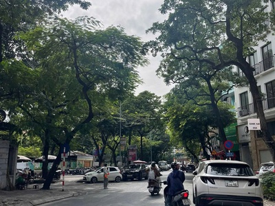 Bán nhà phân lô Nguyên Hồng Đống Đa 5 tầng ôto đỗ cửa DT 40m giá 18 tỷ 0