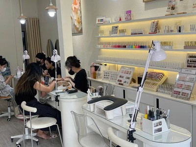Sang nhượng tiệm nail mới đầu tư mặt tiền đường huỳnh văn bánh, phú nhuận 1