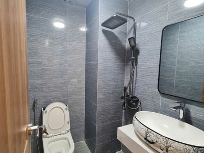 Cho thuê nhà hai cửa đi, bách khoa, thang máy, 100m2x 5t vỉa hè 31 tr 1