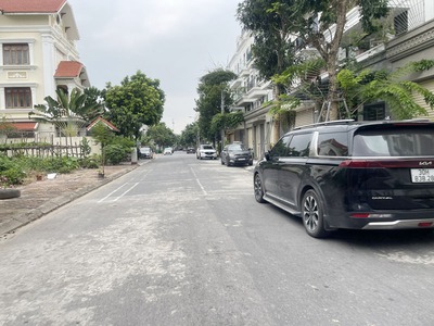 Cần bán 247m2 đất biệt thự 31ha Trâu Quỳ, Gia Lâm. Đường 13m, view hồ điều hòa 11