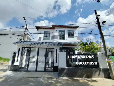 Chính chủ gửi bán nhà đẹp 2 tầng mới xây 101m , tặng full nội thất gần chợ thới tứ. 0