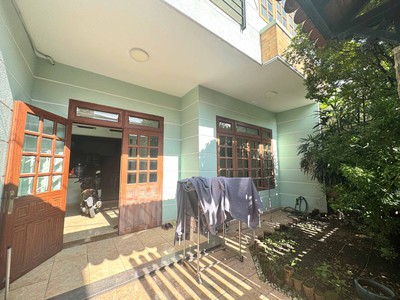 Cần bán gấp nhà 2 tầng khu vip hiệp phú   hẻm ô tô   97m , 4pn   giá tốt 9.5 tỷ - gần chợ kiến thiết 1