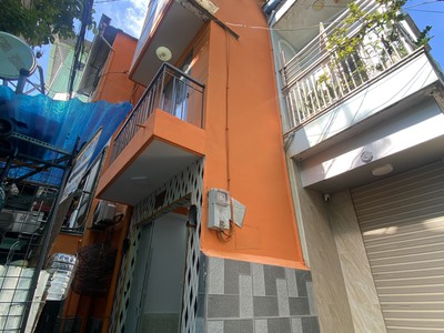 Chỉ 1 tỷ xí  hòa hưng quận 10  5 tầng 3pn 3wc gần mặt tiền mbvb. 0