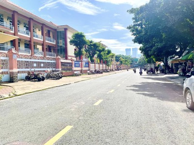 Nhà MẶT TIỀN KINH DOANH TTHC DĨ AN - Đối diện Trường học - 3 TẦNG 5x25m - 13 tỷ còn TL 2