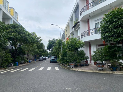 Bán nhà mặt tiền phố thống nhất dĩ an vị trí đắc địa - kinh doanh tốt 94m2 giá tốt 13,x tỷ 3