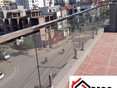 Tại sao nên chọn lan can kính trụ inox cho công trình hiện đại 0