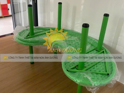 Bàn nhựa vòng cung nhập khẩu, bàn bán nguyệt mầm non 2