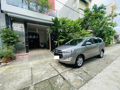 Tôi cần bán chiếc xe ô tô Toyota Innova 2.0E 2020 màu vàng đồng 0