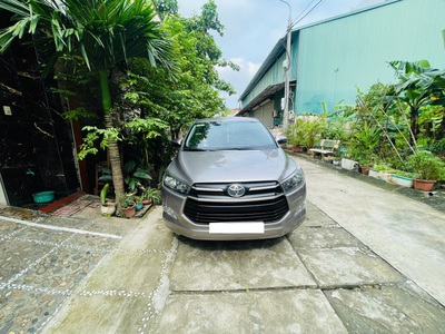 Tôi cần bán chiếc xe ô tô Toyota Innova 2.0E 2020 màu vàng đồng 1