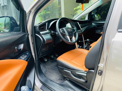 Tôi cần bán chiếc xe ô tô Toyota Innova 2.0E 2020 màu vàng đồng 3