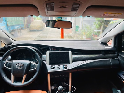 Tôi cần bán chiếc xe ô tô Toyota Innova 2.0E 2020 màu vàng đồng 5