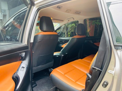 Tôi cần bán chiếc xe ô tô Toyota Innova 2.0E 2020 màu vàng đồng 4