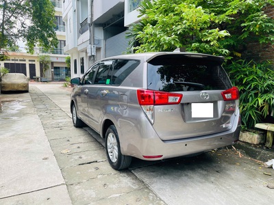 Tôi cần bán chiếc xe ô tô Toyota Innova 2.0E 2020 màu vàng đồng 8