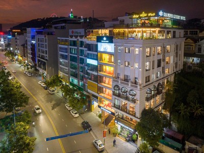 Chính chủ bán khách sạn 2 mặt tiền vị trí đắc địa bậc nhất hạ long 2