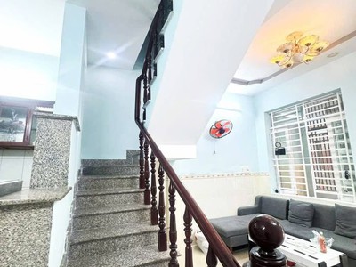 Giá rẻ chỉ 3,25 tỷ nhà 2 tầng đúc, hẻm xe hơi đậu cửa gần trường đại học gtvt. tân chánh hiệp, quận 2