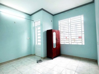 Giá rẻ chỉ 3,25 tỷ nhà 2 tầng đúc, hẻm xe hơi đậu cửa gần trường đại học gtvt. tân chánh hiệp, quận 3