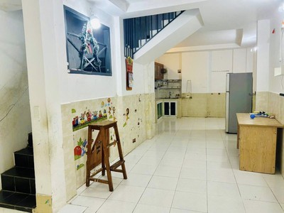 Cho thuê nhà cách mạng hxh đỗ cổng sát mặt tiền đầy đủ tiện nghi 0