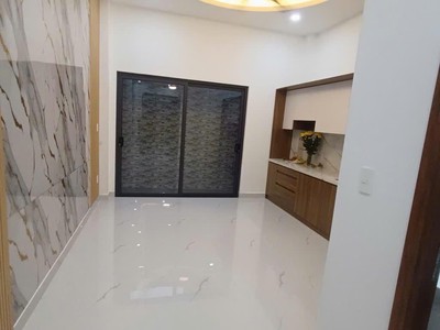 Bán gấp nhà 3 tầng long bình 62m , sổ riêng, giá chỉ 5.6 tỷ, hẻm thông ô tô né nhau gần vinhomes 1