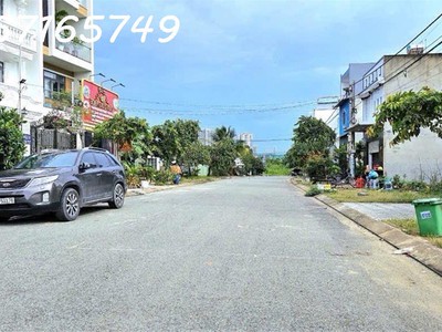 Bán gấp nhà 3 tầng long bình 62m , sổ riêng, giá chỉ 5.6 tỷ, hẻm thông ô tô né nhau gần vinhomes 4