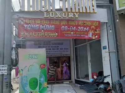 Cần sang lại mặt bằng đã được decor thành shop thời trang có thể bán thời trang nam, nữ, hoặc đồ bộ 1