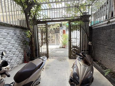 Bán nhà 4 lầu đi bộ tới cv làng hoa hẻm 347 lê văn thọ ngang 4.5m 81m2 sổ a4 9 tỷ hơn. 4