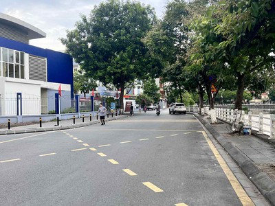 Bán nhà mặt hồ bồ đề, diện tích 226m, mặt tiền 12m, 2 thoáng, full thổ cư 1