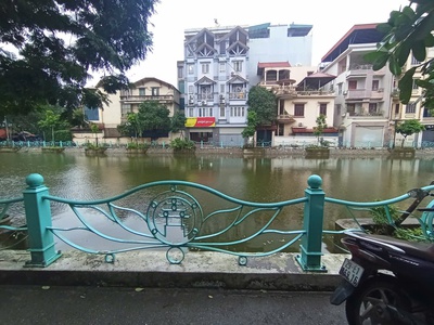 Bán nhà mặt hồ phố quan nhân, ô tô đỗ cửa- kinh doanh- 3,5 tầng, dt 68m2- mặt tiền 5.1m- giả chỉ 2