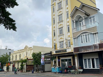 Bán khách sạn ngay big c go dĩ an bình dương -124m 6.2m x 20m dt : 120tr/th giá 16 tỷ 0