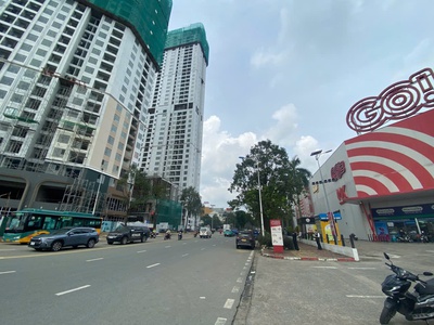 Bán khách sạn ngay big c go dĩ an bình dương -124m 6.2m x 20m dt : 120tr/th giá 16 tỷ 3