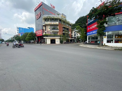 Bán khách sạn ngay big c go dĩ an bình dương -124m 6.2m x 20m dt : 120tr/th giá 16 tỷ 4