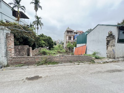 CC bán lô góc 46,6m2 đất mặt đường xóm 2 Đông Dư ngõ 2 Giáp Hải . Đường ô tô tránh, phù hợp VP/KD 3