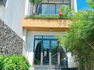 Bán nhà đẹp mới xây diện tích 204 m2 ngang 5,15x39,5, sân để ô tô 0