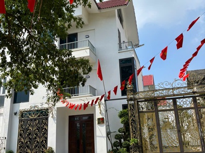 Chính chủ cho thuê biệt thự khu đô thị ngôi nhà mới căn e46 ngay mặt đường gần cầu hoàng xá, quốc 0