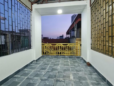 Bán nhà riêng hoàng mai, giá 10.6 tỷ, dt 48m2, nhà đẹp mới koong 10m ô tô gần 4