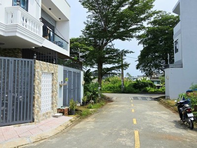 Nhà Phố 3 Tầng Góc 2 Mặt Tiền Hoàn Công Đủ Gần Chợ Long Phước Giá 4.4 Tỷ TL 5