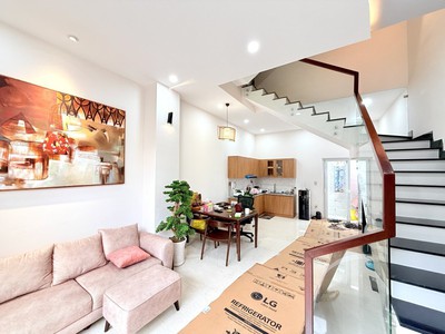 Bán nhà thủ đức, linh đông, đường số 24. dt 52m2, 4 tầng, 4pn, sh, giá 6.68 tỷ. 0