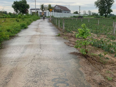 Au uỷ ban xã láng dài  1km  chùa phổ đà đi vào, phía tay trái đất đi vào là khu dân cư ạ, đất đã 2