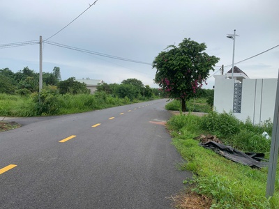 Au uỷ ban xã láng dài  1km  chùa phổ đà đi vào, phía tay trái đất đi vào là khu dân cư ạ, đất đã 3