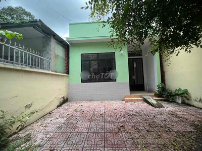 Cho thuê nhà hẻm 3m P. Linh Chiểu Thủ Đức gần Võ Văn Ngân. DT 120m2 có sân rộng, 2pn1wc giá 7tr 5