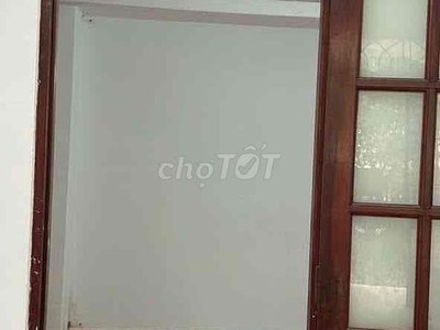 Cho thuê nhà hẻm 3m P. Linh Chiểu Thủ Đức gần Võ Văn Ngân. DT 120m2 có sân rộng, 2pn1wc giá 7tr 7