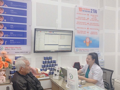 Tôi có ông bạn đeo máy trợ thính 0