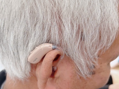 Tôi có ông bạn đeo máy trợ thính 1